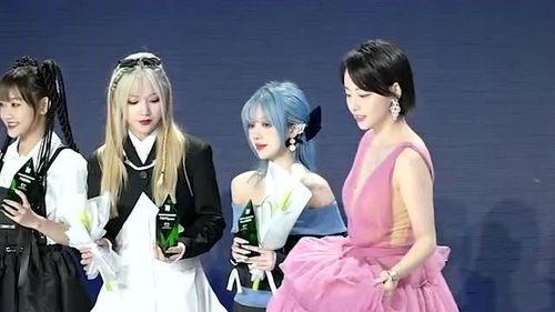 明星网红同台服装差距,奢华与亲民的对决