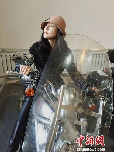 女明星网红摩托车,女明星网红驾驭摩托，时尚与速度的完美融合